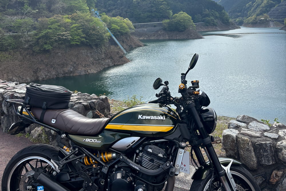 ガレージでバイクを磨く